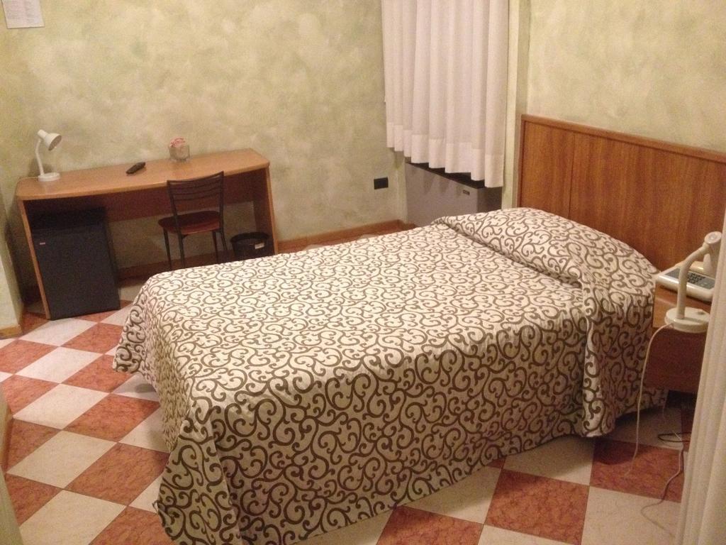 Hotel Daina Dalmine Room photo